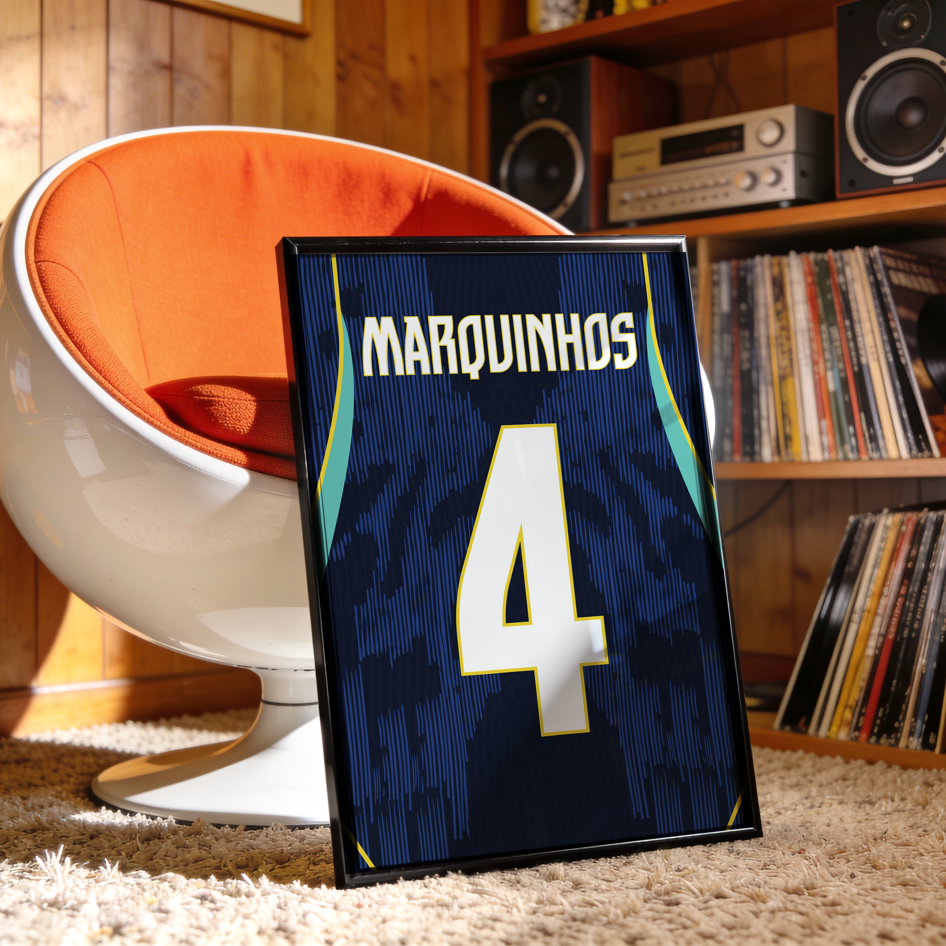Cadre maillot Brésil extérieur Coupe du Monde 2026 Marquinhos numéro 4 posé dans un intérieur vintage, affiche football personnalisée.