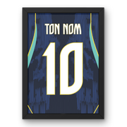 Cadre maillot Brésil extérieur Coupe du Monde 2026 personnalisé avec nom et numéro, design bleu inspiré du football brésilien.