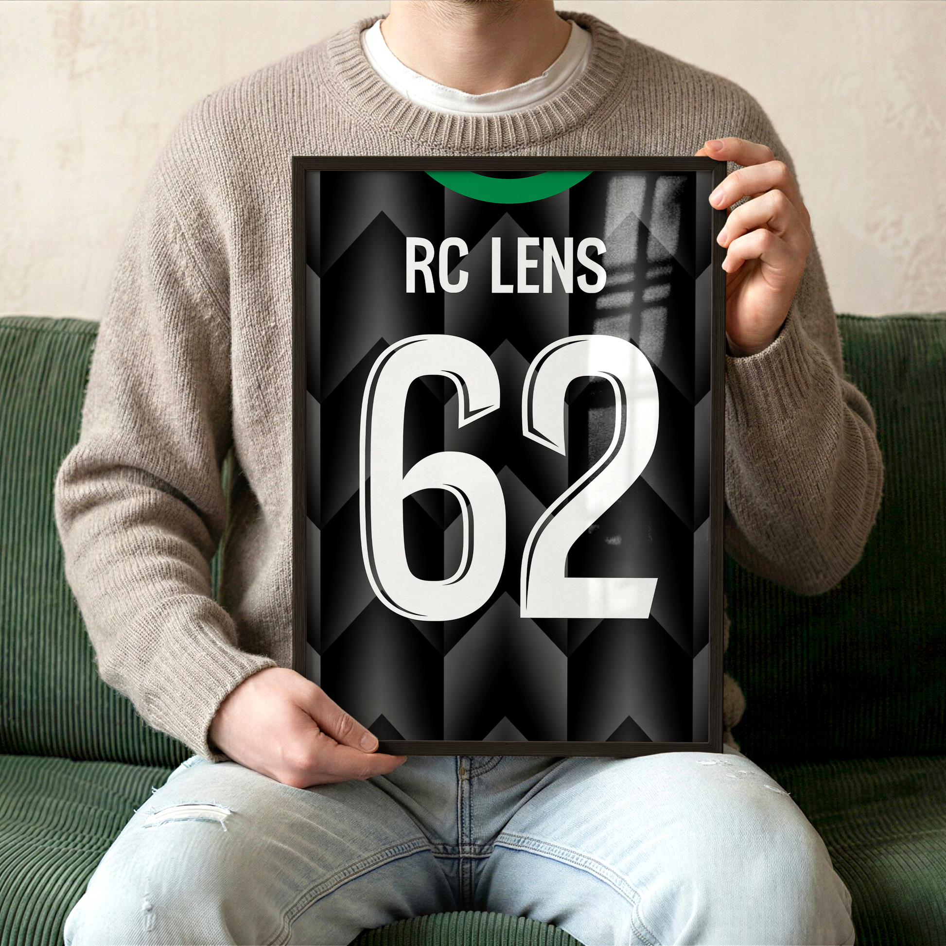 Supporter tenant une affiche personnalisée RC Lens extérieur 2026-2027 encadrée avec nom et numéro au choix