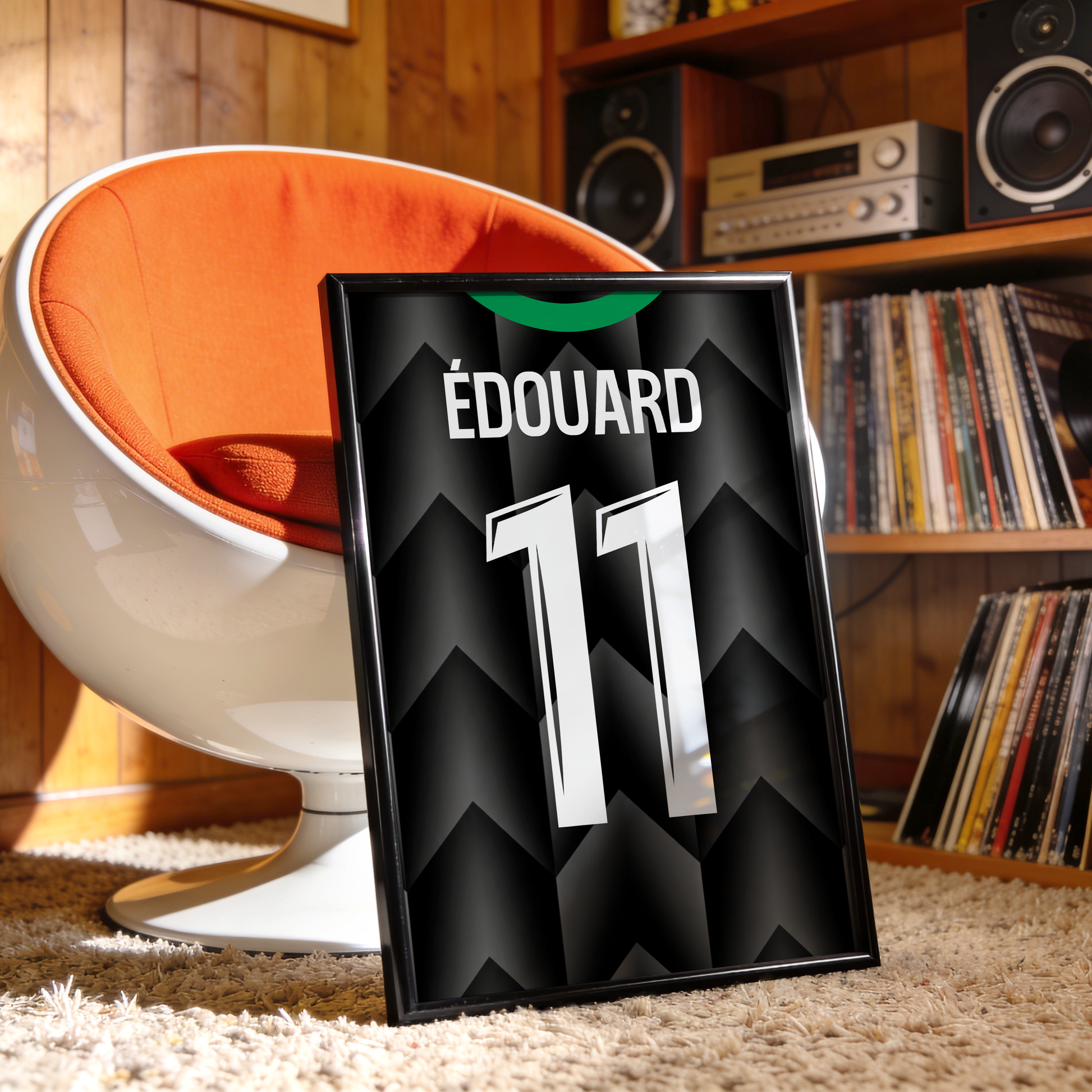 Affiche encadrée RC Lens extérieur 2026-2027 personnalisée avec nom et numéro, posée dans une décoration intérieure vintage