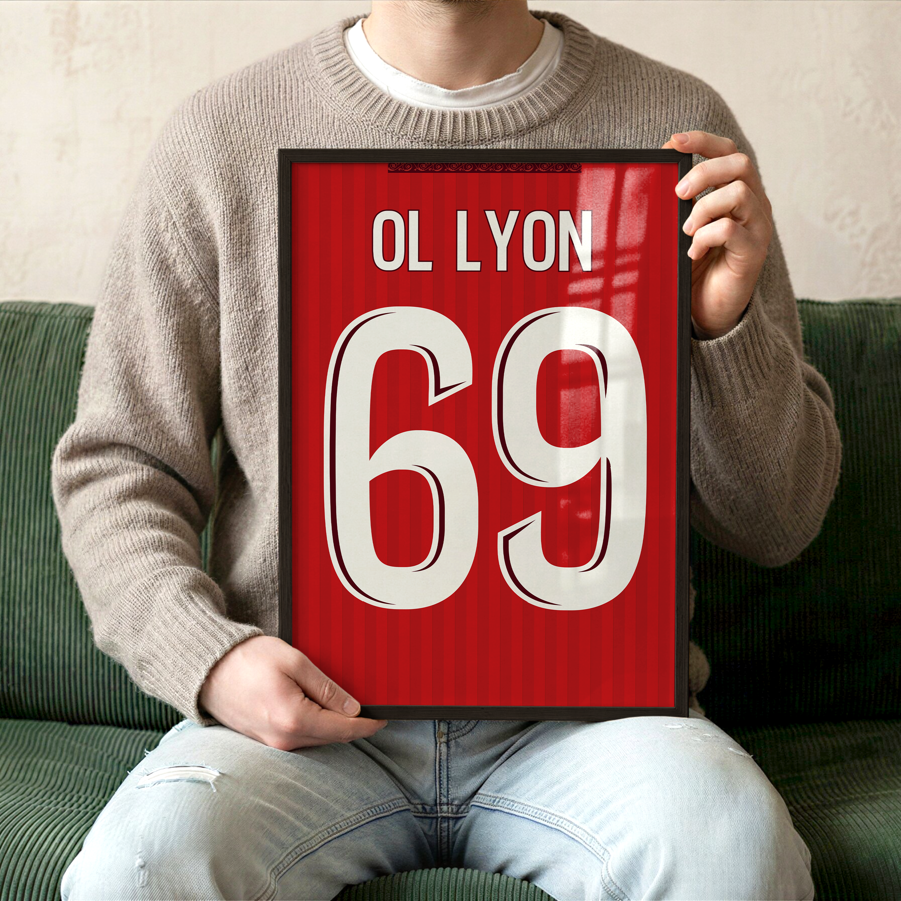 Supporter tenant une affiche personnalisée Olympique Lyonnais extérieur 2026-2027 encadrée avec nom et numéro au choix