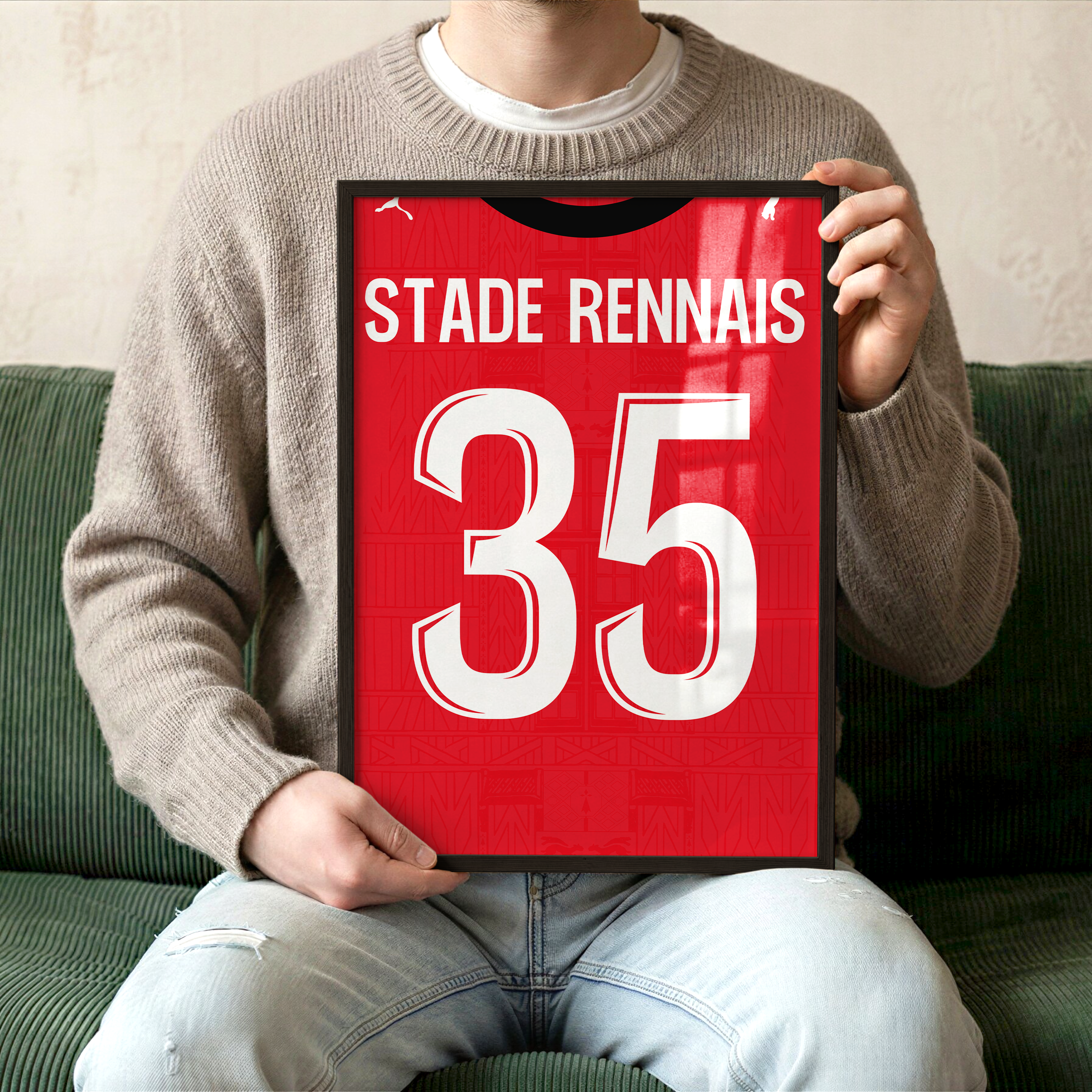 Supporter tenant une affiche personnalisée Stade Rennais domicile 2026-2027 encadrée avec nom et numéro au choix