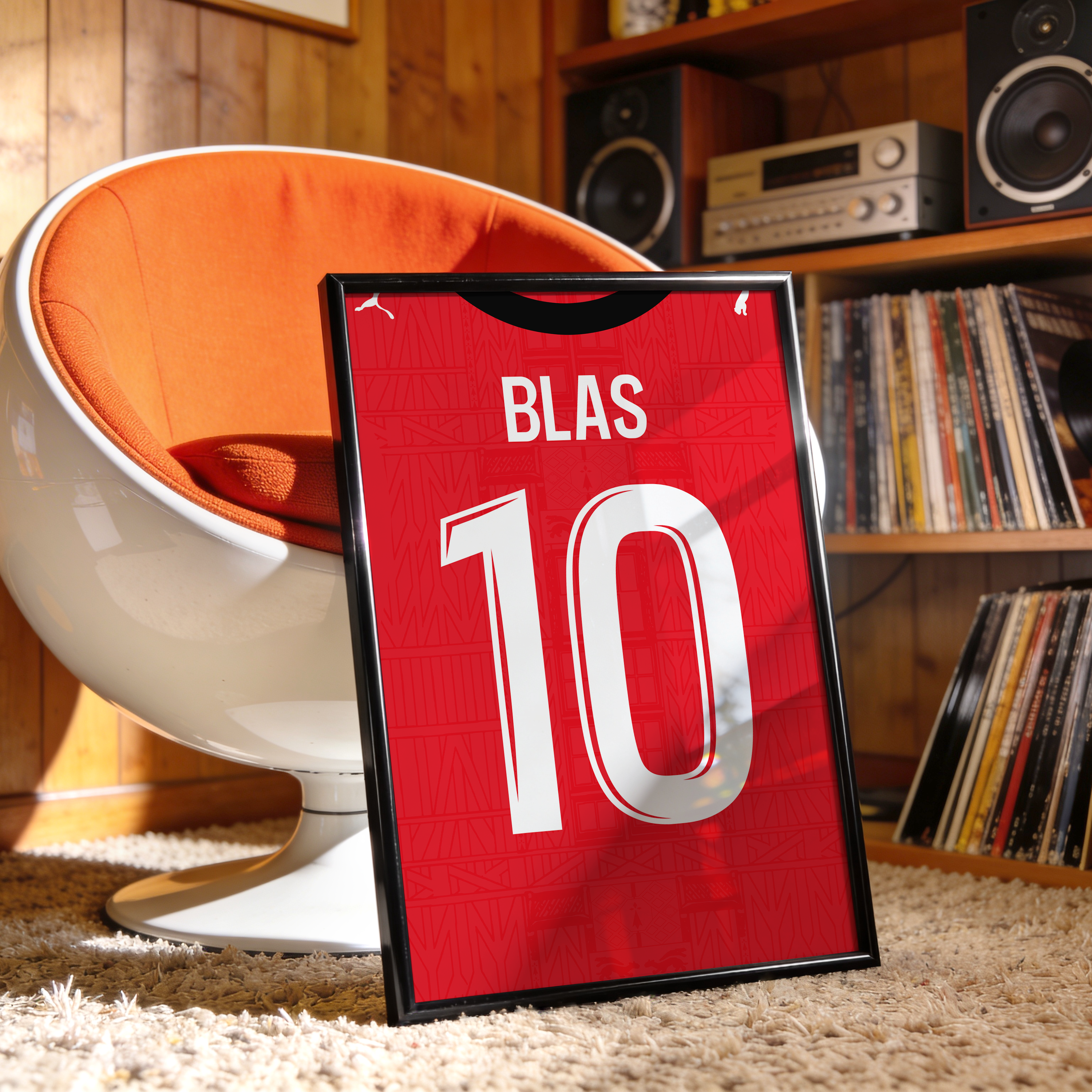 Affiche encadrée Stade Rennais domicile 2026-2027 personnalisée avec nom et numéro, posée dans une décoration intérieure vintage