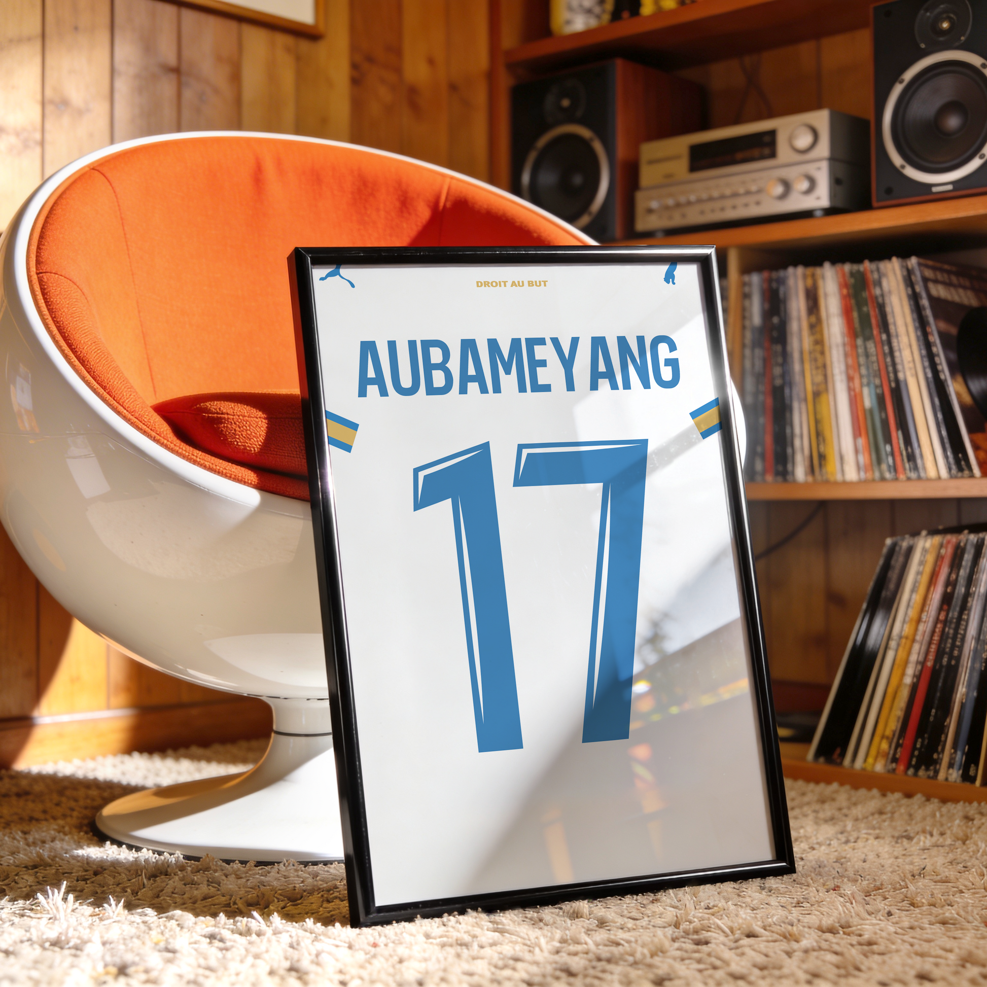 Cadre maillot OM domicile 2026-2027 Aubameyang 17 posé dans une décoration vintage
