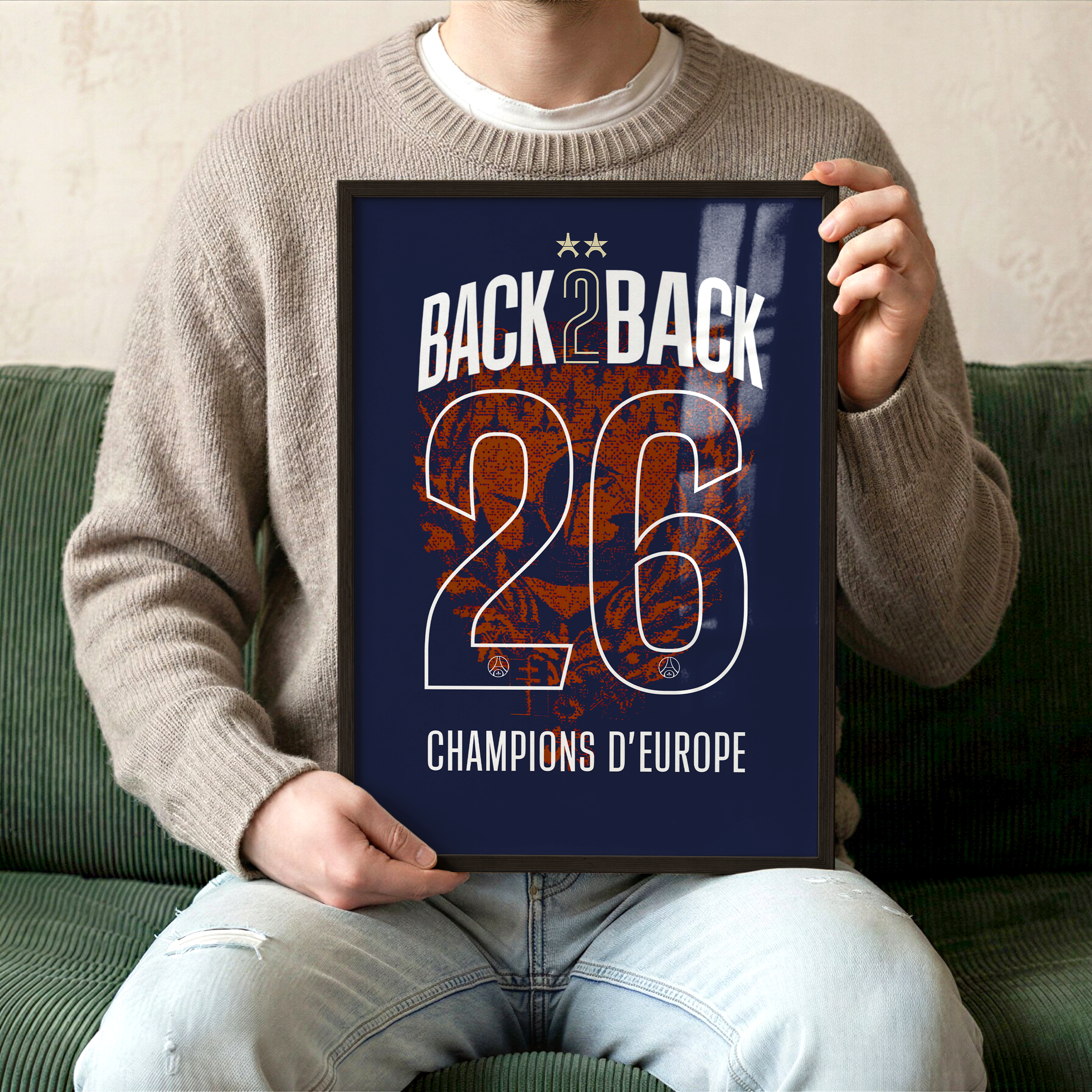 Cadre Maillot PSG Back 2 Back 2026 édition collector tenu à la main avec design bleu marine et numéro 26