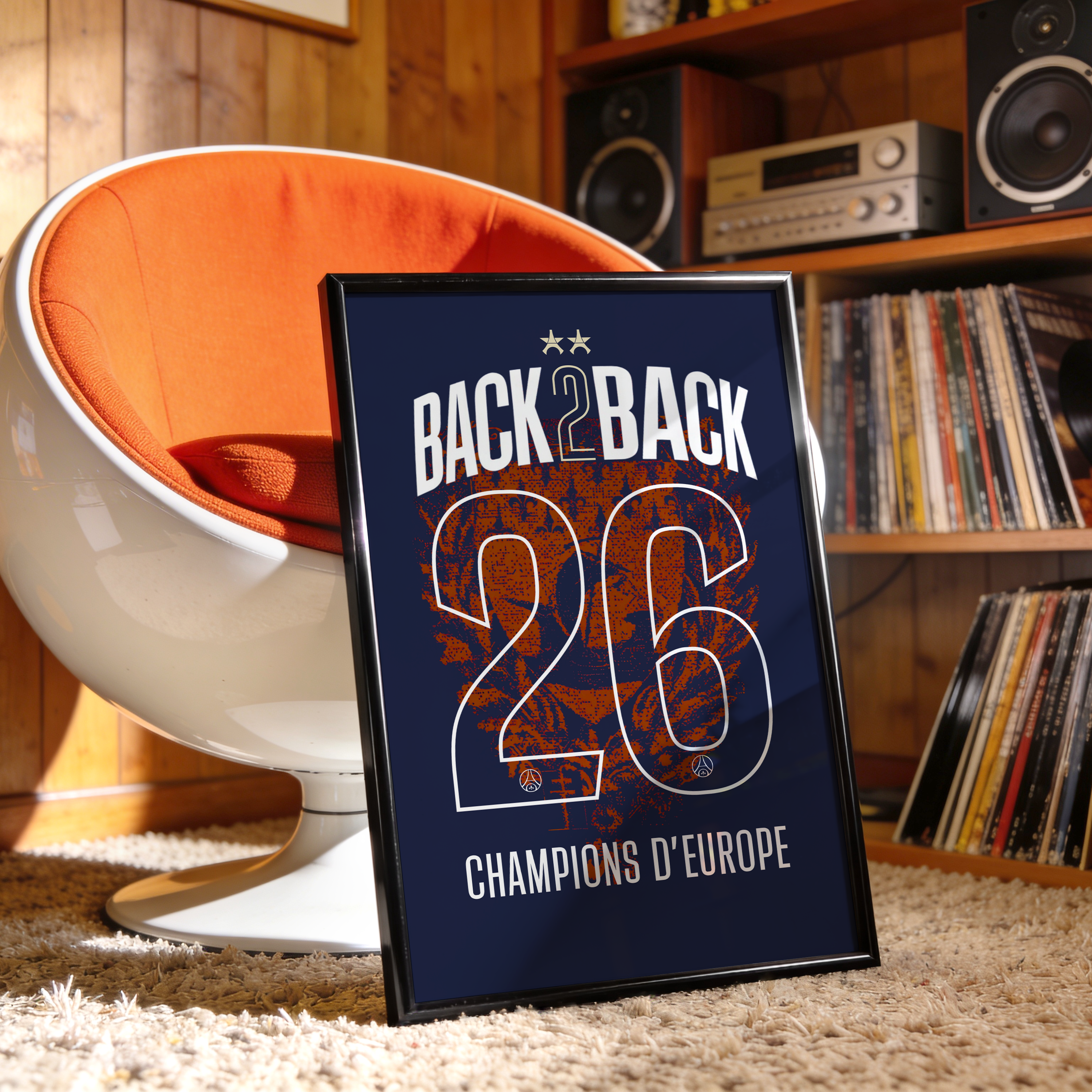 Affiche PSG Back 2 Back 2026 encadrée et posée dans une pièce au style vintage