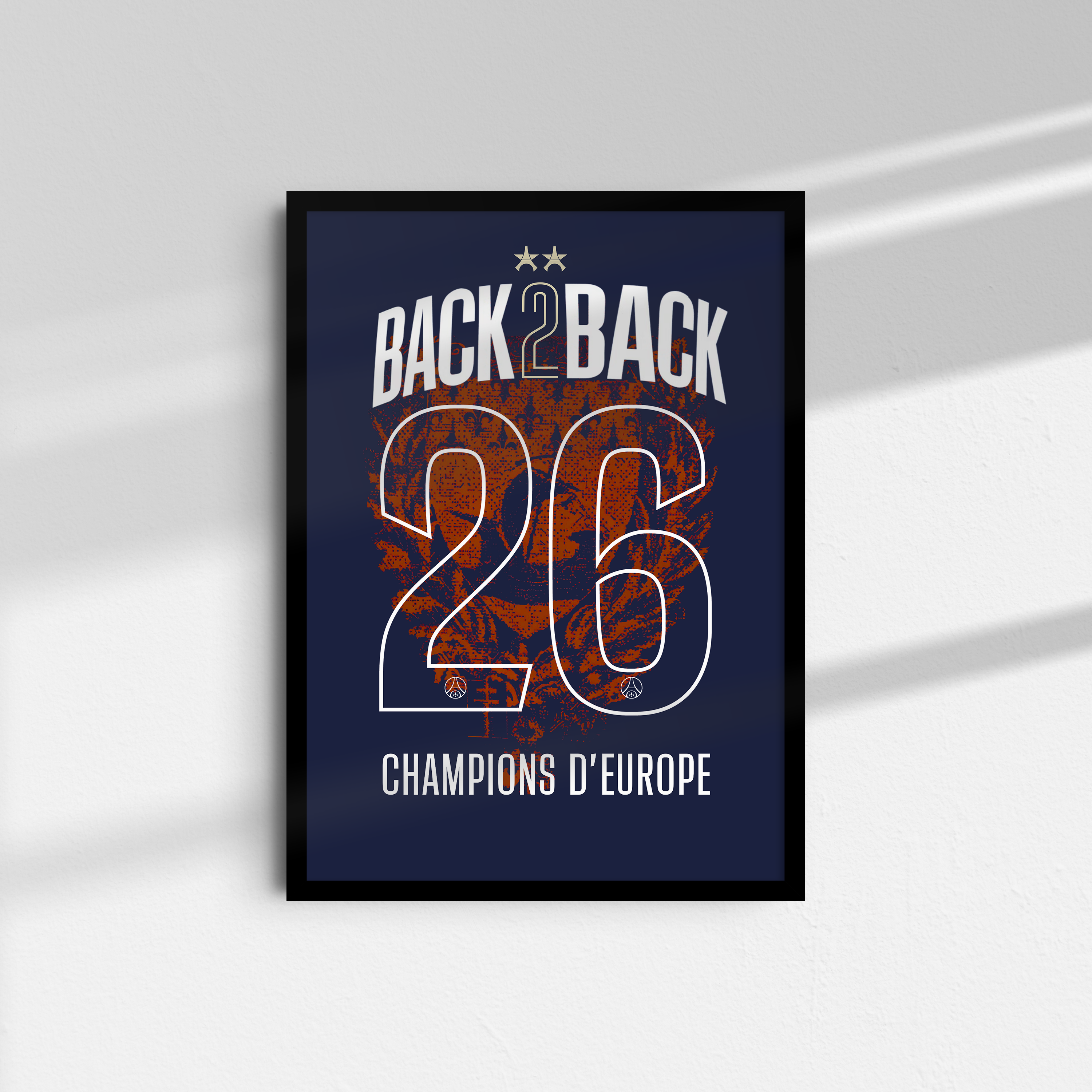 Cadre Maillot PSG Back 2 Back 2026 accroché au mur dans une décoration intérieure moderne