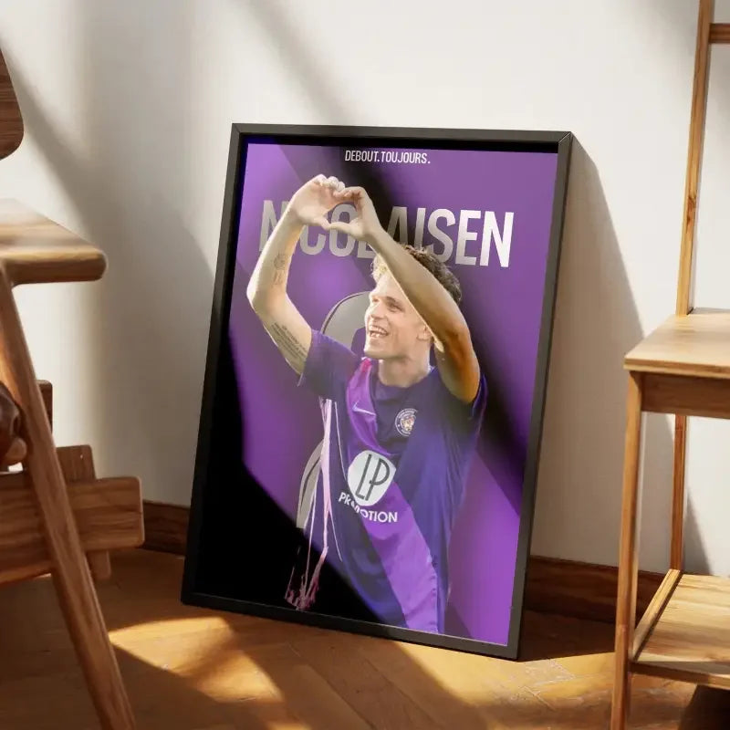 Cadre Rasmus Nicolaisen - Toulouse FC | Dévouement en Violet et Blanc – Affiche encadrée personnalisée - Cadre Perso