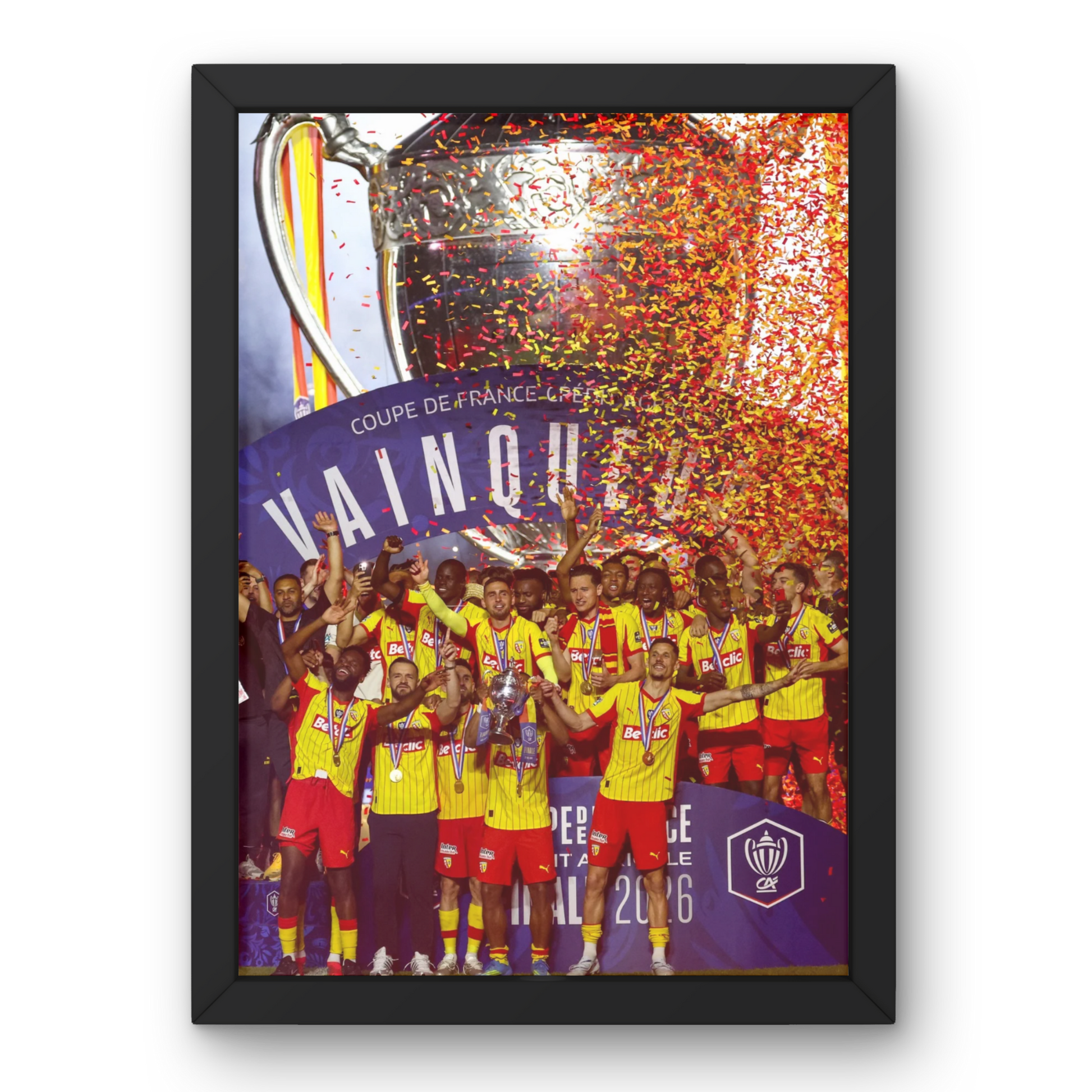 Vue rapprochée d’un cadre noir avec affiche du RC Lens vainqueur de la Coupe de France 2026, montrant les joueurs en célébration avec le trophée.