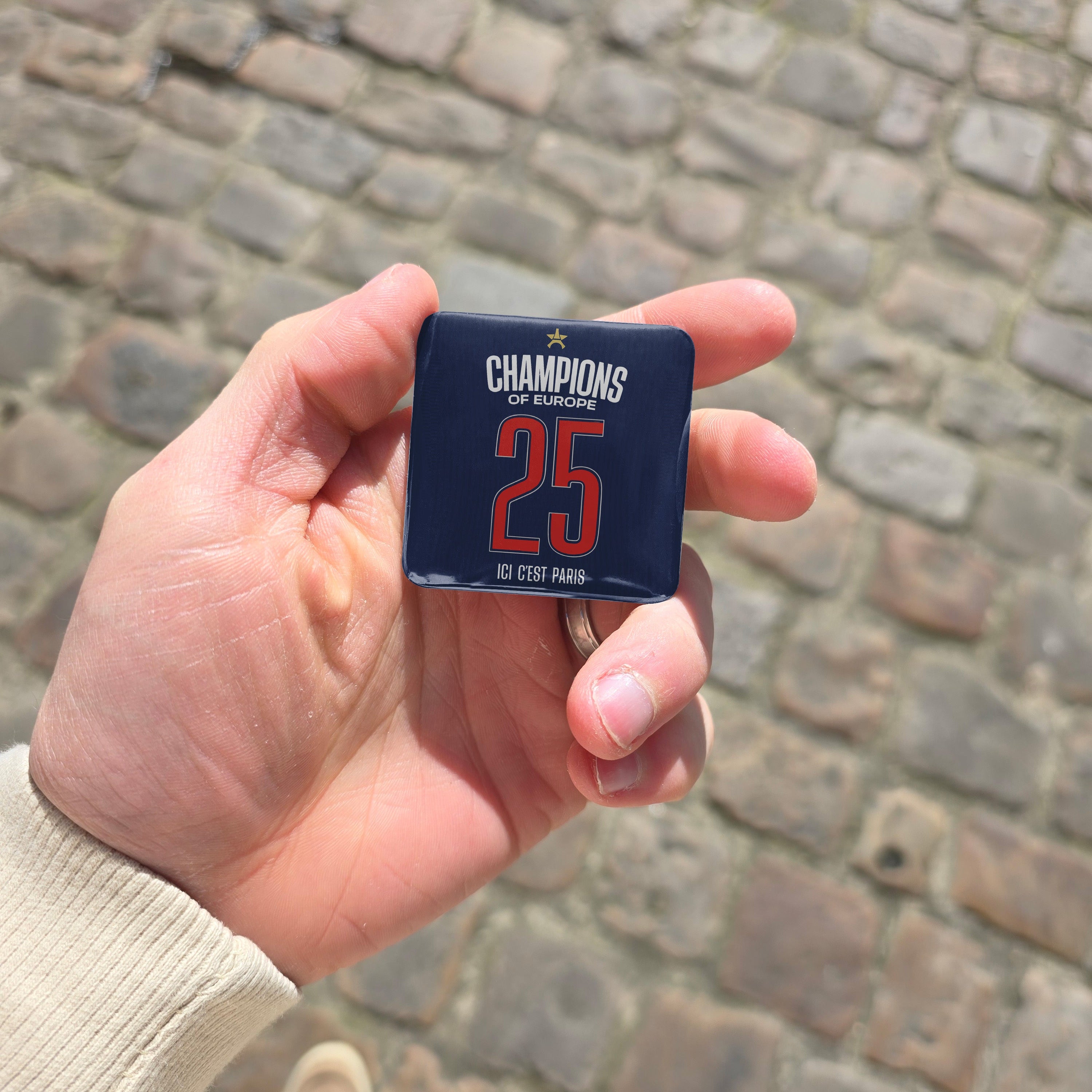 Magnet football PSG Champions of Europe 2025 tenu en main