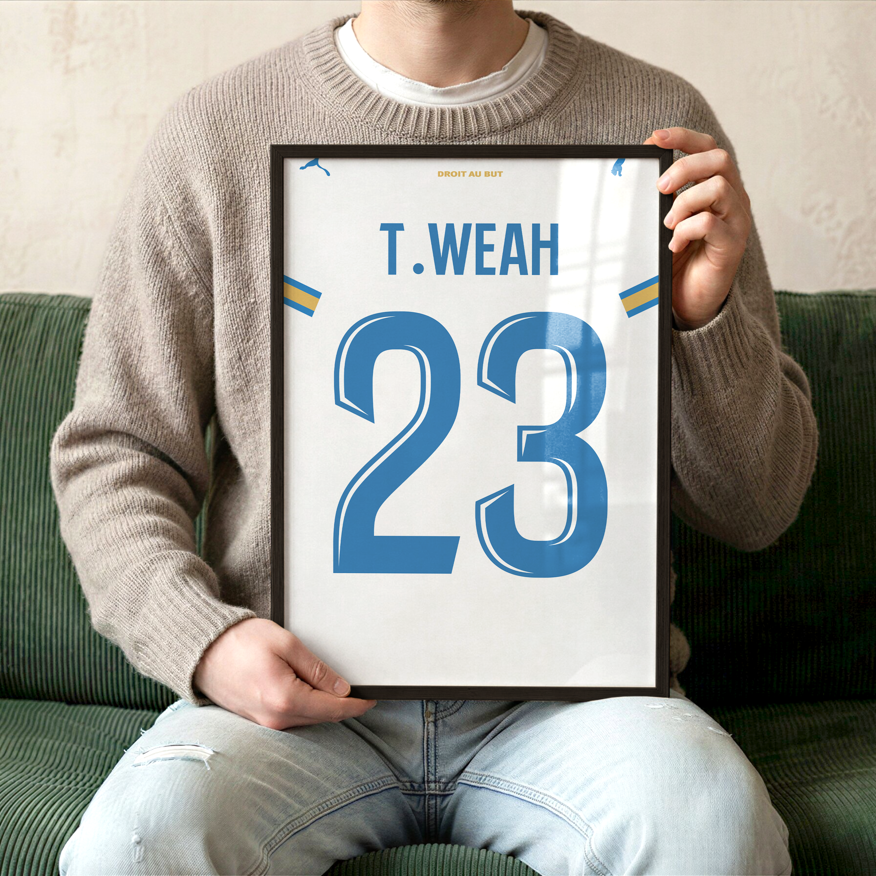 Cadre maillot OM domicile 2026-2027 T Weah 23 tenu à la main avec design blanc et bleu